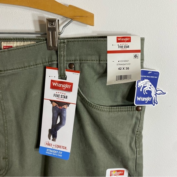 Wrangler Straight Fit Green Jeans NWT 42x30 Men’s Pants - Picture 2 of 6